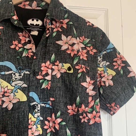 Batman DC Comics Hawaiian Floral Surfing Batman Button Down Shirt Men’s Sz S - Picture 2 of 7